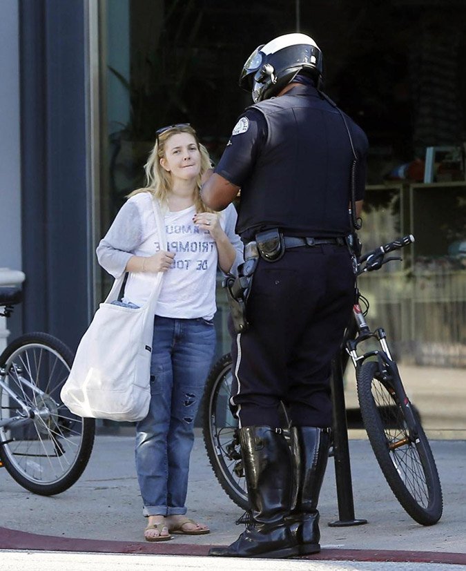 Γιατί η Ντρου Μπάριμορ έφαγε κλήση... πεζή: «Δεν θα το ξανακάνω κύριε!» είπε στον αστυνομικό [εικόνες] | iefimerida.gr 0