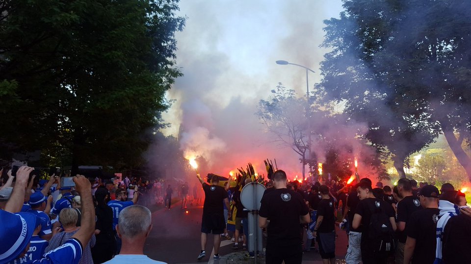 Χαμός στην Βοσνία -Ανεβαίνει η ένταση με τους οπαδούς στην Ζένιτσα [εικόνες] | iefimerida.gr 0