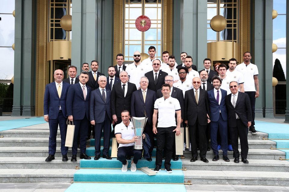 Η Πρωταθλήτρια Ευρώπης Φενέρ με Σλούκα-Ομπράντοβιτς στον Ερντογάν [εικόνες] | iefimerida.gr 4