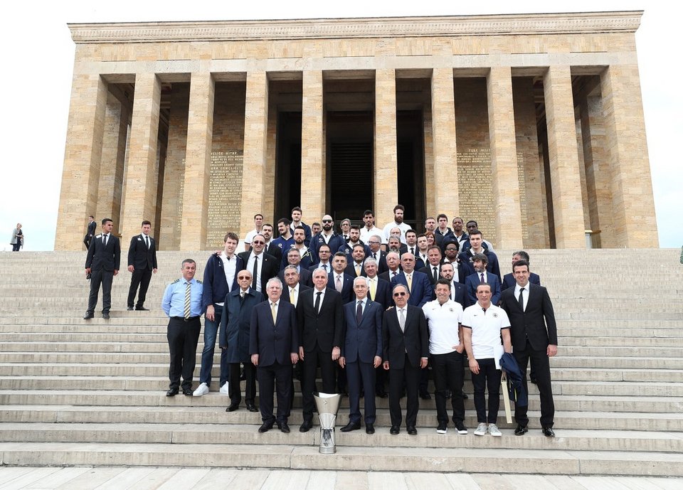 Η Πρωταθλήτρια Ευρώπης Φενέρ με Σλούκα-Ομπράντοβιτς στον Ερντογάν [εικόνες] | iefimerida.gr 0