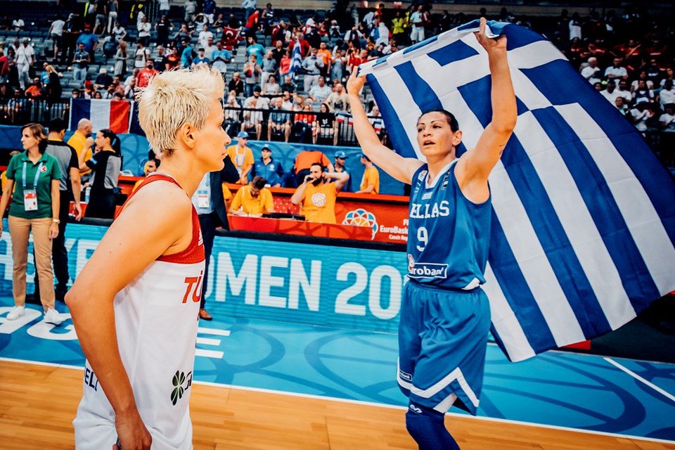 Eurobasket γυναικών: Ξέφρενο πάρτι των κοριτσιών της Εθνικής μετά την πρόκριση στα ημιτελικά [εικόνες & βίντεο] | iefimerida.gr 2