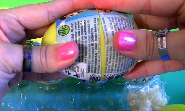  Γυναίκα μυστήριο έβγαλε 5 εκατ. δολ. από το YouTube -Πώς κερδίζει χρήματα δείχνοντας μόνο τα χέρια της [βίντεο] | iefimerida.gr 1