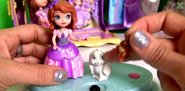  Γυναίκα μυστήριο έβγαλε 5 εκατ. δολ. από το YouTube -Πώς κερδίζει χρήματα δείχνοντας μόνο τα χέρια της [βίντεο] | iefimerida.gr 0