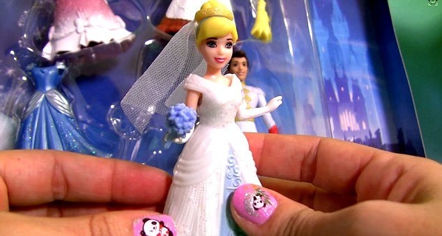  Γυναίκα μυστήριο έβγαλε 5 εκατ. δολ. από το YouTube -Πώς κερδίζει χρήματα δείχνοντας μόνο τα χέρια της [βίντεο] | iefimerida.gr 3