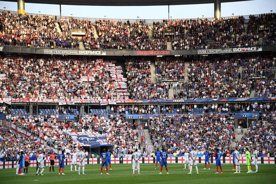 Τίμησαν τα θύματα σε Μάντσεστερ και Λονδίνο στο φιλικό Γαλλία-Αγγλία -Παρόντες Μακρόν και Μέι [εικόνες & βίντεο] | iefimerida.gr 1