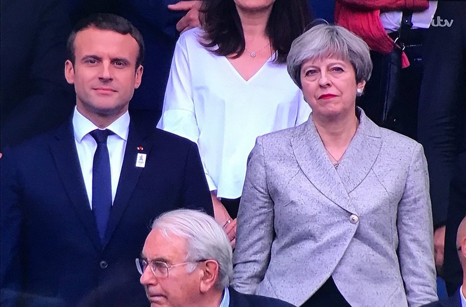 Τίμησαν τα θύματα σε Μάντσεστερ και Λονδίνο στο φιλικό Γαλλία-Αγγλία -Παρόντες Μακρόν και Μέι [εικόνες & βίντεο] | iefimerida.gr 4