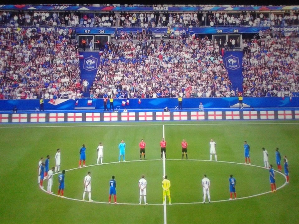 Τίμησαν τα θύματα σε Μάντσεστερ και Λονδίνο στο φιλικό Γαλλία-Αγγλία -Παρόντες Μακρόν και Μέι [εικόνες & βίντεο] | iefimerida.gr 2