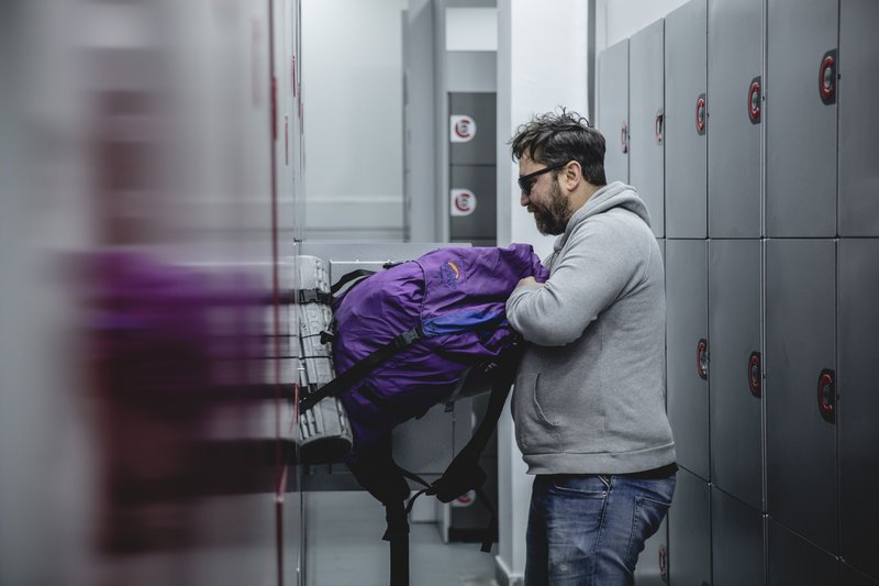 Ενας χώρος με πολλά... ντουλάπια στο κέντρο της Θεσσαλονίκης δίνει λύσεις σε όσους τουρίστες δεν έχουν πού να αφήσουν τις βαλίτσες τους
