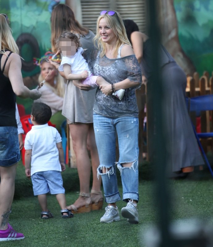 Μποτιλιάρισμα επωνύμων μανάδων στο παιδικό πάρτι της Κοκκίνου [εικόνες]  | iefimerida.gr 7