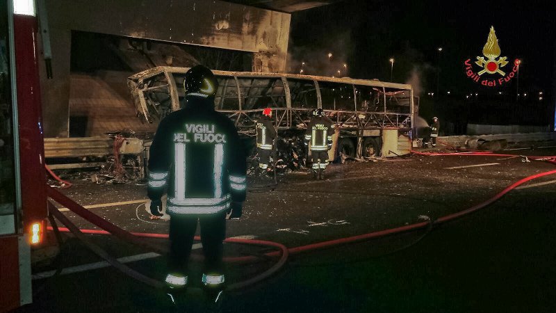 Ιταλία: Ηρωας καθηγητής προσπάθησε να σώσει μαθητές από το φλεγόμενο λεωφορείο [εικόνες & βίντεο] | iefimerida.gr 1