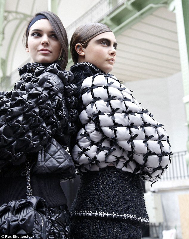 Κάρα Ντελεβίν-Κένταλ Τζένερ: Ημίγυμνες [εικόνες] | iefimerida.gr 1