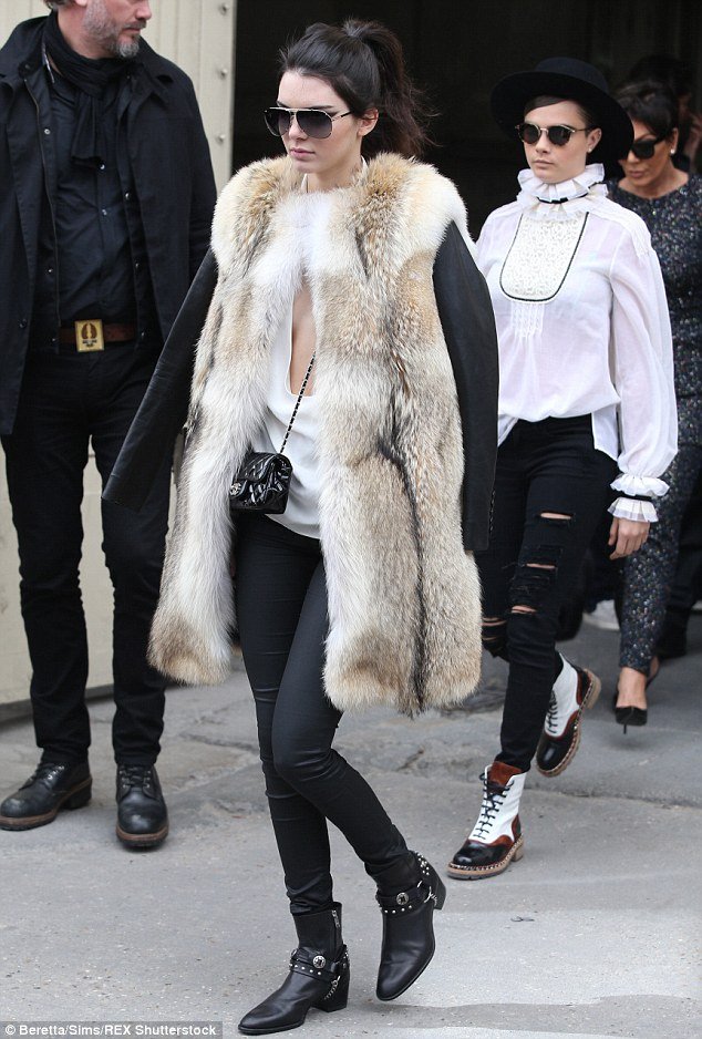 Κάρα Ντελεβίν-Κένταλ Τζένερ: Ημίγυμνες [εικόνες] | iefimerida.gr 2