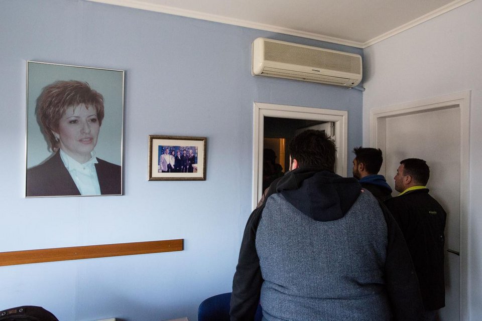 Σέρρες: Αγρότες εισέβαλαν στα γραφεία του ΣΥΡΙΖΑ -Πέταξαν αυγά και έκαψαν τις σημαίες του κόμματος | iefimerida.gr 2