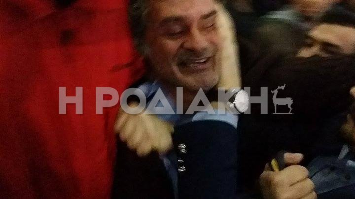 Επεισόδιο στην ομιλία Τσίπρα στη Ρόδο - Φίλαθλος της ΑΕΚ φώναζε για το γήπεδο [εικόνες & βίντεο] | iefimerida.gr 0