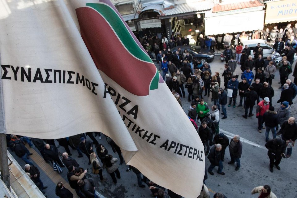 Σέρρες: Αγρότες εισέβαλαν στα γραφεία του ΣΥΡΙΖΑ -Πέταξαν αυγά και έκαψαν τις σημαίες του κόμματος | iefimerida.gr 4