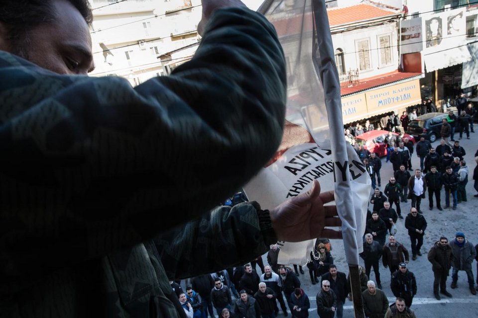 Σέρρες: Αγρότες εισέβαλαν στα γραφεία του ΣΥΡΙΖΑ -Πέταξαν αυγά και έκαψαν τις σημαίες του κόμματος | iefimerida.gr 5