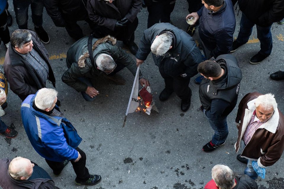 Σέρρες: Αγρότες εισέβαλαν στα γραφεία του ΣΥΡΙΖΑ -Πέταξαν αυγά και έκαψαν τις σημαίες του κόμματος | iefimerida.gr 6