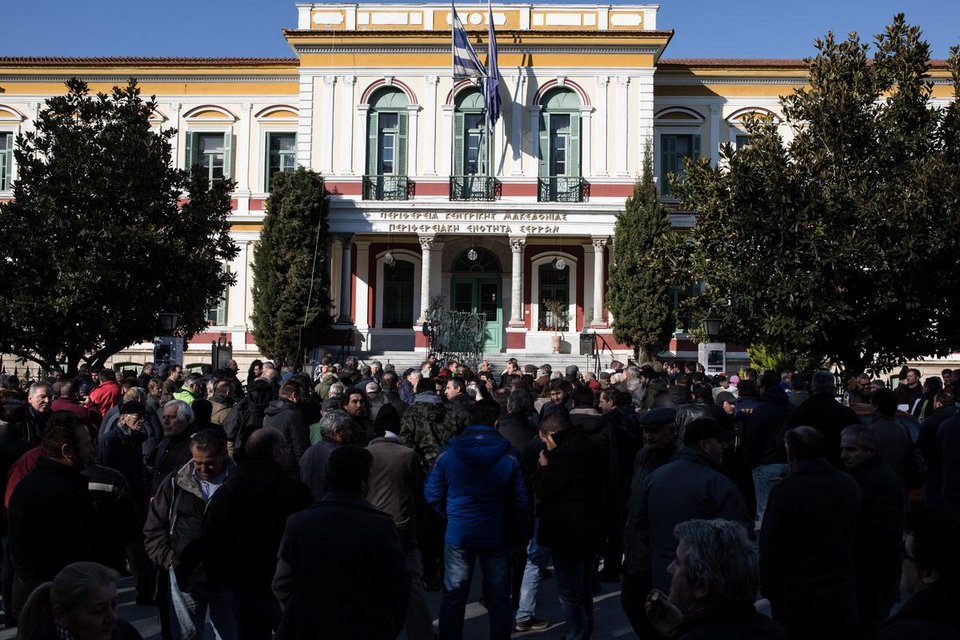 Σέρρες: Αγρότες εισέβαλαν στα γραφεία του ΣΥΡΙΖΑ -Πέταξαν αυγά και έκαψαν τις σημαίες του κόμματος | iefimerida.gr 1