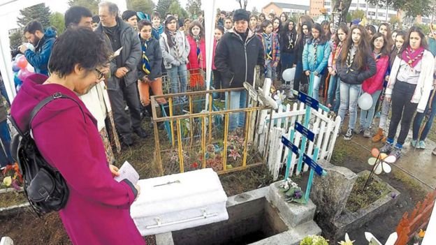 H γυναίκα που υιοθετεί νεκρά μωρά για μια αξιοπρεπή κηδεία [εικόνες] | iefimerida.gr 1