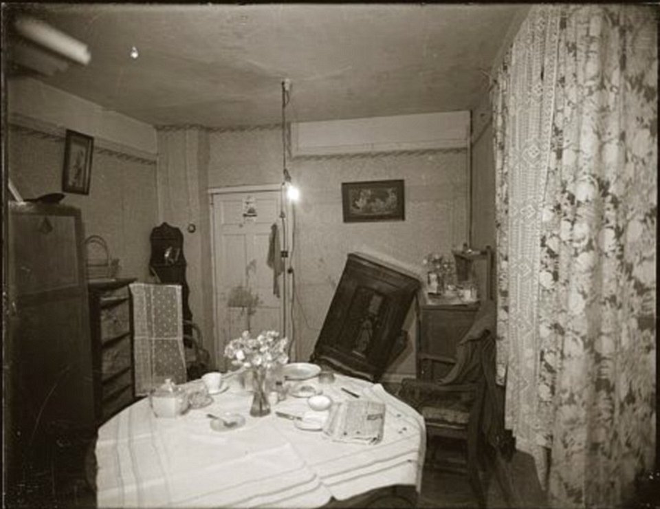 Σκληρές - «ρετρό» φωτογραφίες από σκηνή εγκλήματος του 1940: Αντρας σκότωσε τη γυναίκα του και αυτοκτόνησε [εικόνες] | iefimerida.gr 2