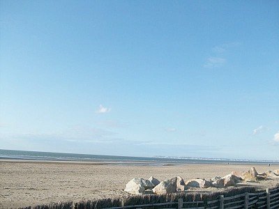 Τι φοράει ένας Γάλλος τουρίστας όταν πάει διακοπές στην σικ παραλία της Ντοβίλ [εικόνες] | iefimerida.gr 4