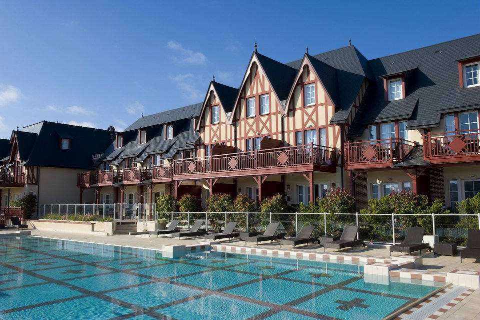 Τι φοράει ένας Γάλλος τουρίστας όταν πάει διακοπές στην σικ παραλία της Ντοβίλ [εικόνες] | iefimerida.gr 5