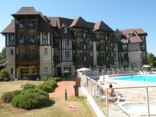 Τι φοράει ένας Γάλλος τουρίστας όταν πάει διακοπές στην σικ παραλία της Ντοβίλ [εικόνες] | iefimerida.gr 12