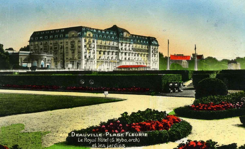 Τι φοράει ένας Γάλλος τουρίστας όταν πάει διακοπές στην σικ παραλία της Ντοβίλ [εικόνες] | iefimerida.gr 8