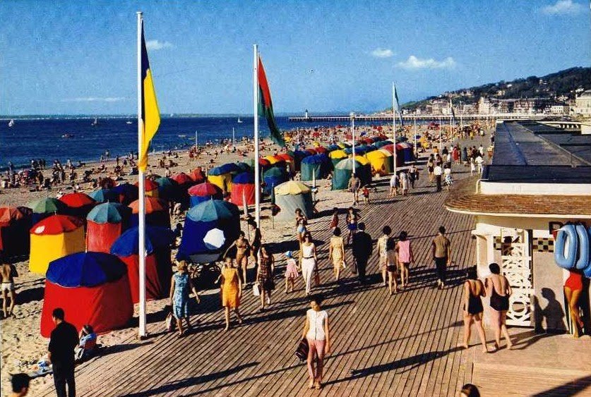 Τι φοράει ένας Γάλλος τουρίστας όταν πάει διακοπές στην σικ παραλία της Ντοβίλ [εικόνες] | iefimerida.gr 10