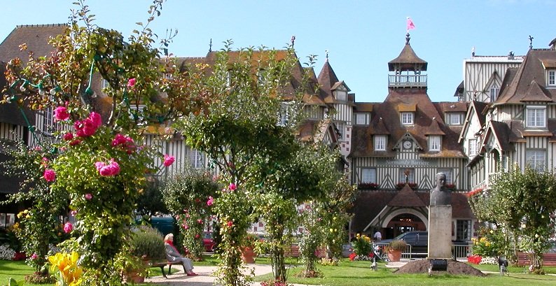 Τι φοράει ένας Γάλλος τουρίστας όταν πάει διακοπές στην σικ παραλία της Ντοβίλ [εικόνες] | iefimerida.gr 13