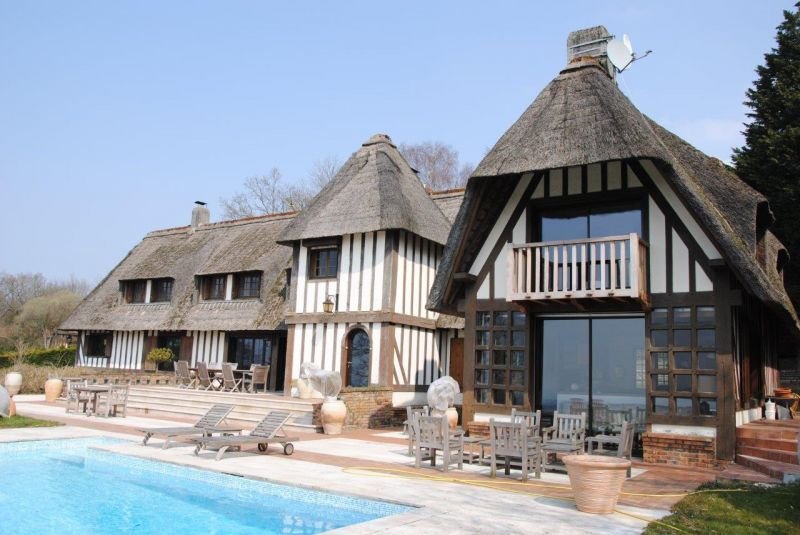 Τι φοράει ένας Γάλλος τουρίστας όταν πάει διακοπές στην σικ παραλία της Ντοβίλ [εικόνες] | iefimerida.gr 14