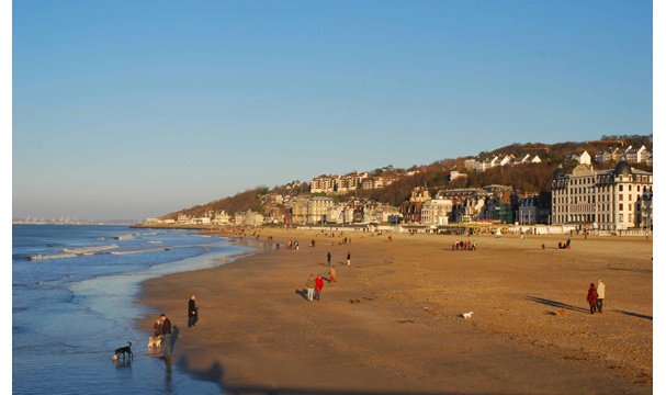 Τι φοράει ένας Γάλλος τουρίστας όταν πάει διακοπές στην σικ παραλία της Ντοβίλ [εικόνες] | iefimerida.gr 15