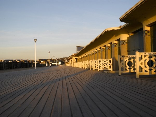 Τι φοράει ένας Γάλλος τουρίστας όταν πάει διακοπές στην σικ παραλία της Ντοβίλ [εικόνες] | iefimerida.gr 11