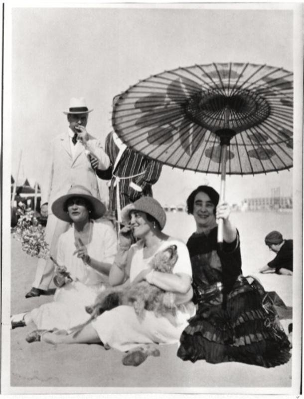 Τι φοράει ένας Γάλλος τουρίστας όταν πάει διακοπές στην σικ παραλία της Ντοβίλ [εικόνες] | iefimerida.gr 0