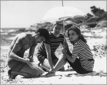 Τι φοράει ένας Γάλλος τουρίστας όταν πάει διακοπές στην σικ παραλία της Ντοβίλ [εικόνες] | iefimerida.gr 1