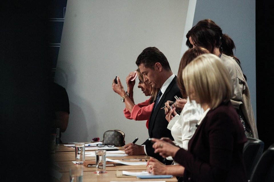 Νέες φωτογραφίες από το παρασκήνιο του ντιμπέιτ [εικόνες] | iefimerida.gr 3