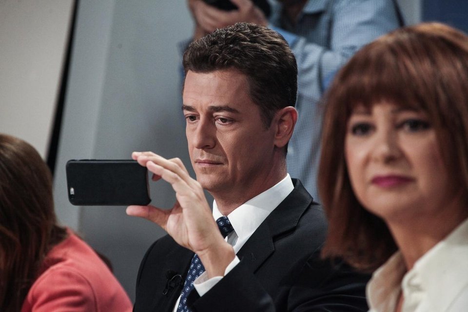 Νέες φωτογραφίες από το παρασκήνιο του ντιμπέιτ [εικόνες] | iefimerida.gr 4