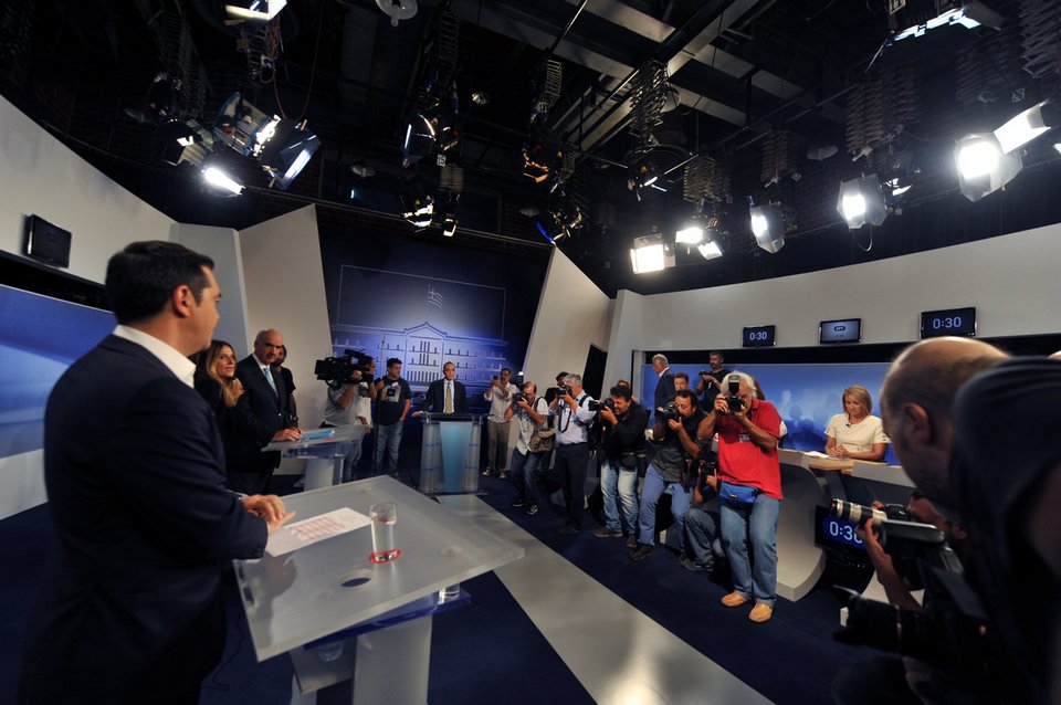 Νέες φωτογραφίες από το παρασκήνιο του ντιμπέιτ [εικόνες] | iefimerida.gr 7