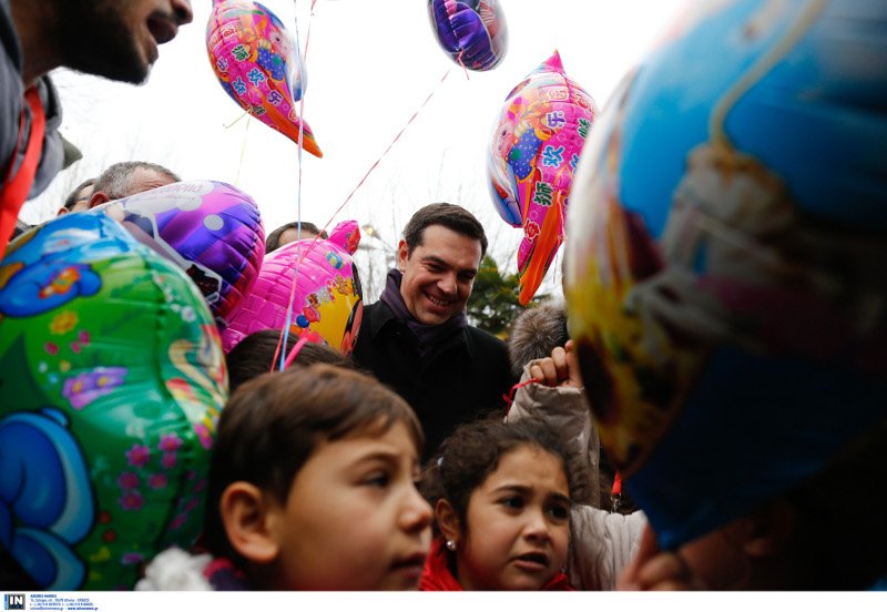 Τσίπρας με προσφυγόπουλα: Η ελληνική κοινωνία αισθάνεται χαρά και συγκίνηση για το διαφορετικό [εικόνες] | iefimerida.gr 1