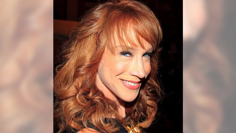 Ηθοποιός «αποκεφάλισε» τον Τραμπ και προκάλεσε σάλο -«Ντροπή σου!» η απάντηση Τραμπ [εικόνες] | iefimerida.gr 2