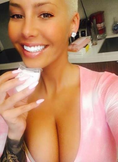 Πόσο ρόλο παίζει το ντεκολτέ στο βιογραφικό -Τι πιστεύουν οι εργοδότες [εικόνες] | iefimerida.gr 1