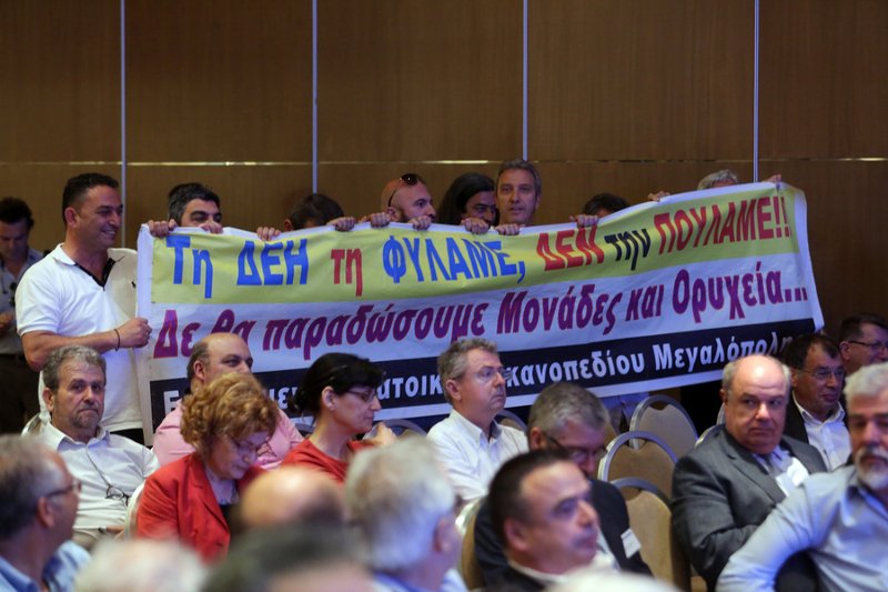 Ομάδα συνδικαλιστών ανήρτησε πανό στη γσ εκφράζοντας την αντίθεσή της στην πώληση των μονάδων/Φωτογραφία: AΠΕ-ΜΠΕ