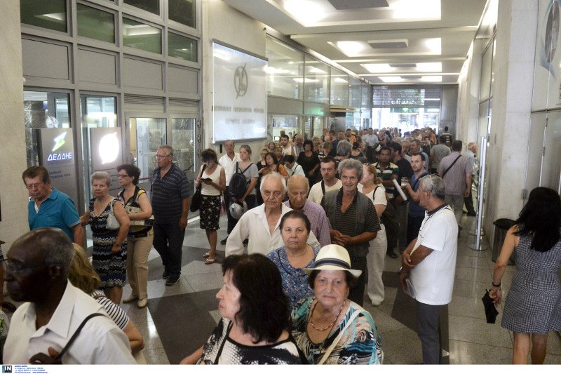 Ουρές στη ΔΕΗ για τη ρύθμιση χρεών -Λήγει η προθεσμία για τις 36 δόσεις [εικόνες] | iefimerida.gr 3