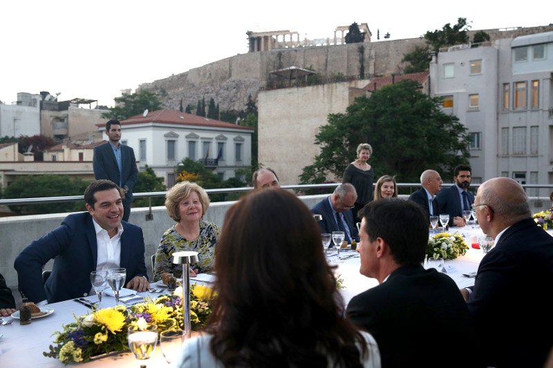 Ψάρι με σπαράγγια και αρμύρα στη σκιά της Ακρόπολης, για Τσίπρα-Βαλς | iefimerida.gr 0