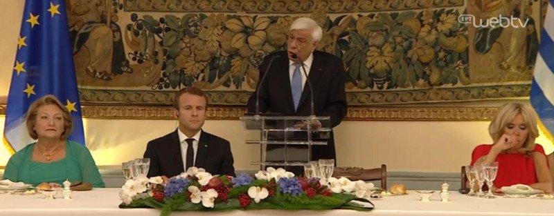 Το απρόοπτο στο δείπνο: Ο Προκόπης Παυλόπουλος άλλαξε θέσεις στο ζεύγος Μακρόν [εικόνες] | iefimerida.gr 1