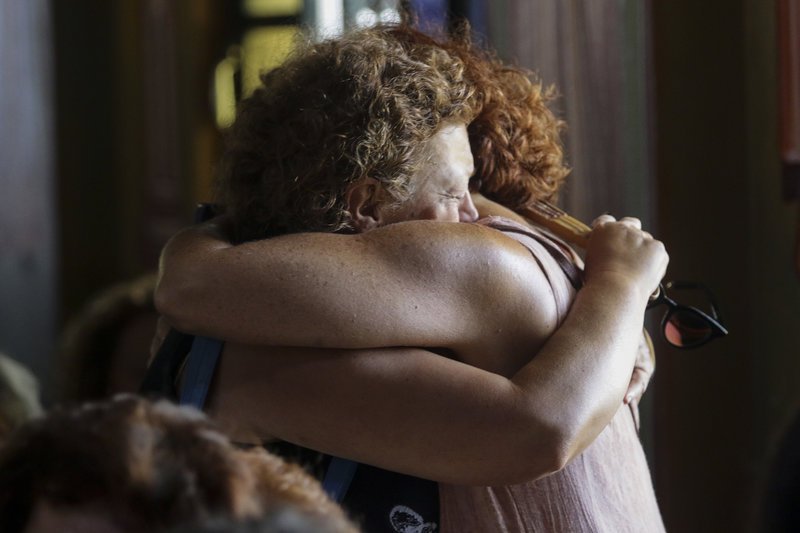 Θρήνος και οδύνη στο Μάτι -Επιμνημόσυνη δέηση για τα θύματα της πυρκαγιάς [εικόνες] | iefimerida.gr 4