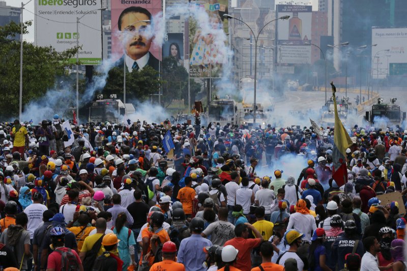 Βενεζουέλα: 17χρονος νεκρός από σφαίρα στο στήθος σε διαδήλωση κατά του Μαδούρο [εικόνες] | iefimerida.gr 0