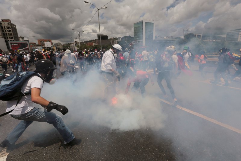 Βενεζουέλα: 17χρονος νεκρός από σφαίρα στο στήθος σε διαδήλωση κατά του Μαδούρο [εικόνες] | iefimerida.gr 1