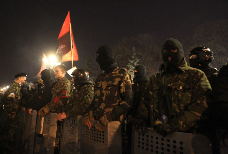 Επεισόδια σε συγκέντρωση ακροδεξιών στην Ουκρανία-Ντου από υποστηρικτές του Δεξιού Τομέα στο κοινοβούλιο [εικόνες] | iefimerida.gr 0