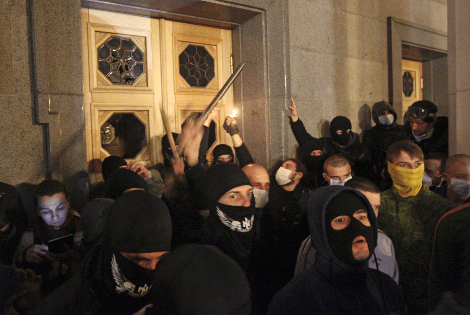 Επεισόδια σε συγκέντρωση ακροδεξιών στην Ουκρανία-Ντου από υποστηρικτές του Δεξιού Τομέα στο κοινοβούλιο [εικόνες] | iefimerida.gr 1